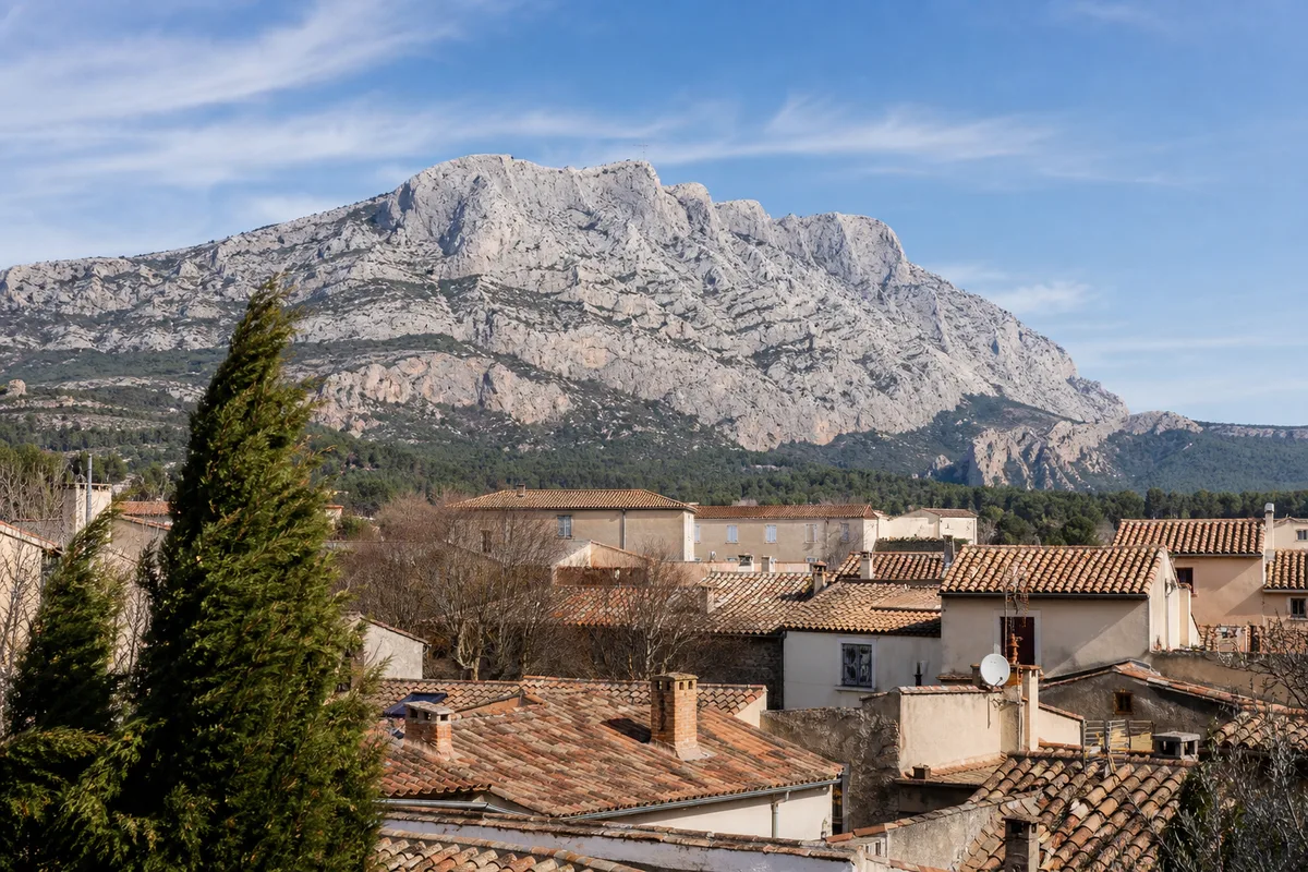 Toitures en tuiles de Gardanne adossées au massif de la Sainte-Victoire