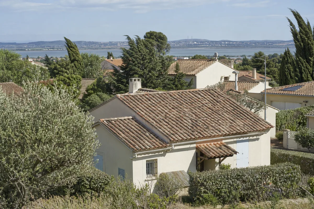Pavillons istréens aux toits de tuiles romanes près de l&rsquo;étang de l&rsquo;Olivier
