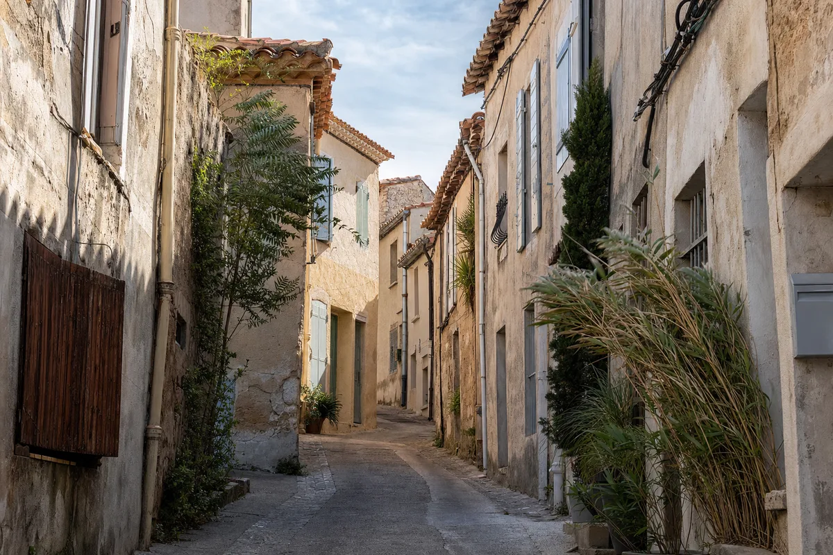 Ruelle du vieux Marignane avec maisons mitoyennes aux toits de tuiles canal