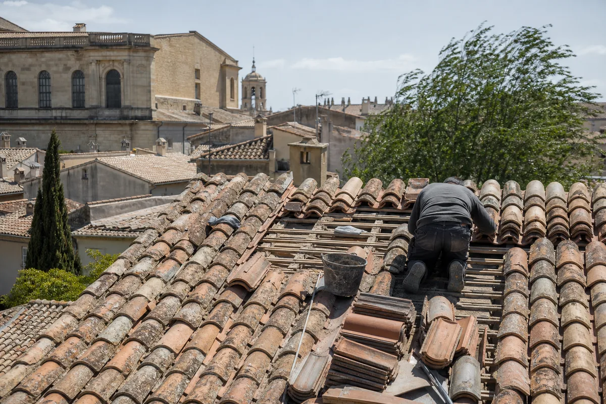 Toiture en tuiles canal patinées en cours de réfection dans le centre historique de Salon-de-Provence