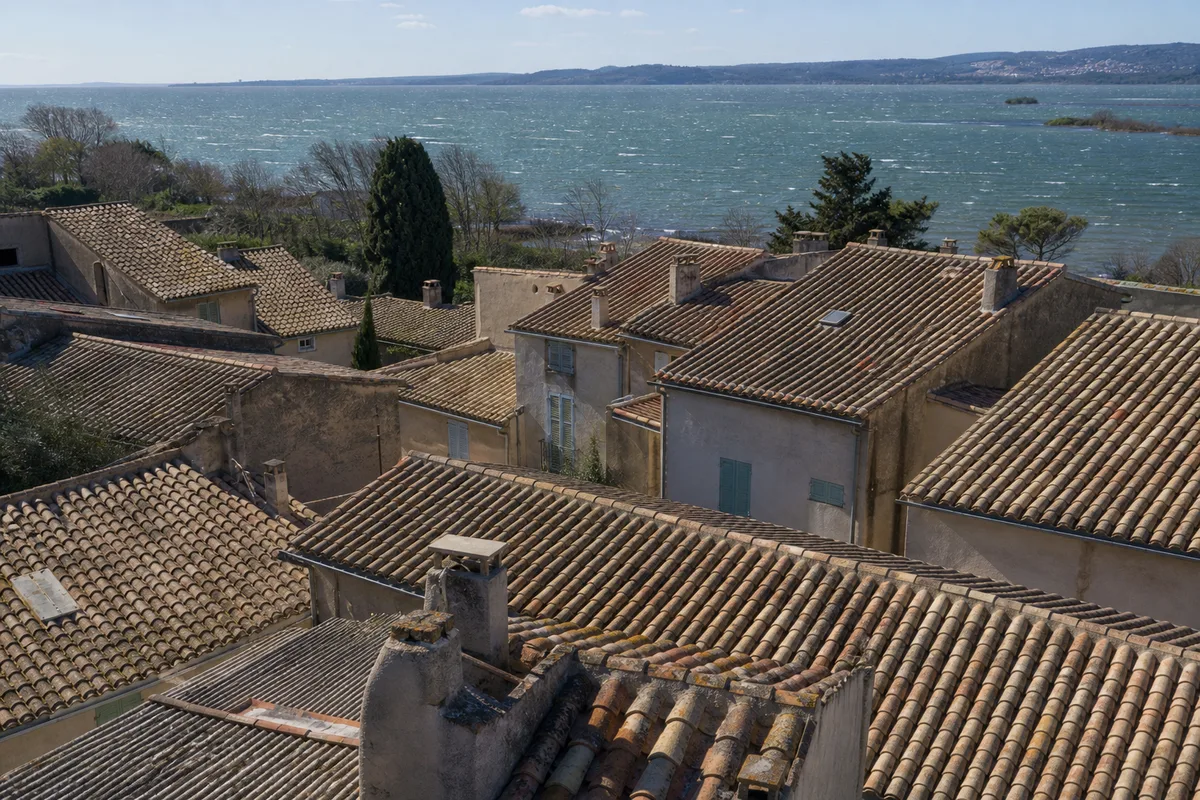 Vue aérienne de toits en tuiles canal au bord de l&rsquo;étang de Berre